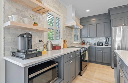 Salem Appartement | Downtown Salem Gem: 3BR, Patio & Easy Parking