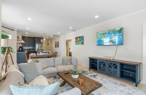 Salem Appartement | Downtown Salem Gem: 3BR, Patio & Easy Parking