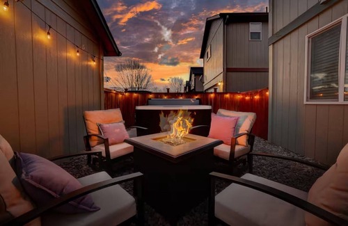 Sisters Maison | Downtown Sisters Suite - HOT TUB - Dog Friendly