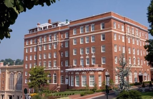 Staunton Maison | Great Vacation! Walk to Shops, Restaurants, Galleries, and Attractions, Pool!