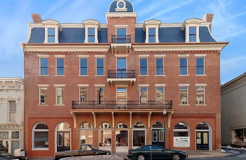 Staunton Maison | Great Vacation! Walk to Shops, Restaurants, Galleries, and Attractions, Pool!