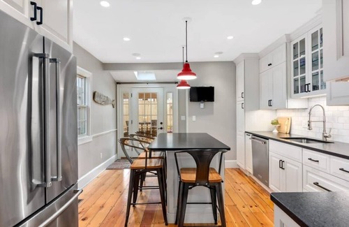 Newburyport Maison | Downtown Townhouse | Beautiful Kitchen | Parking