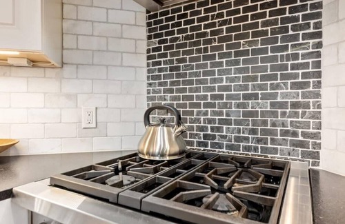 Newburyport Maison | Downtown Townhouse | Beautiful Kitchen | Parking