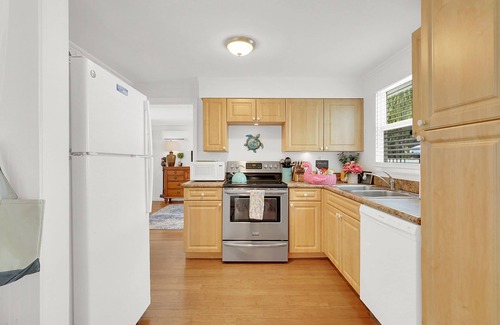 Delray Beach Cottage | Downtown Tropical Oasis- heated Pool/ Private fenced yard.
