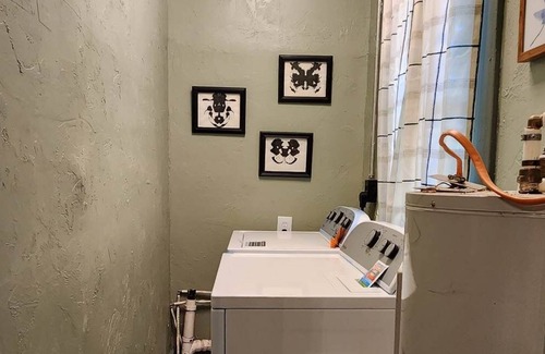 Guthrie Maison | Downtown Victorian + Wi-fi. Pets Welcome. Couple Block From Parks / Downtown.