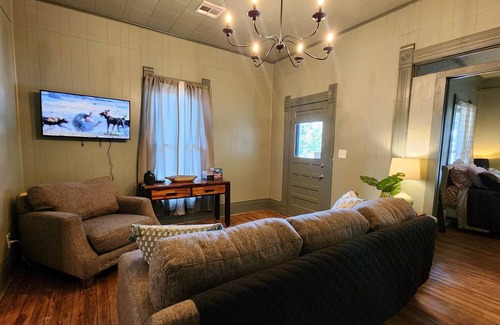 Guthrie Maison | Downtown Victorian + Wi-fi. Pets Welcome. Couple Block From Parks / Downtown.