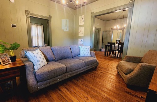 Guthrie Maison | Downtown Victorian + Wi-fi. Pets Welcome. Couple Block From Parks / Downtown.