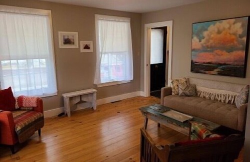 Eagle River Maison | Dragonfly Cottage: Chase Waterfalls and Springtime Sunshine