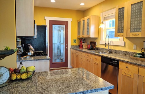 Kenton Maison | Dragonfly House-One Bedroom Craftsman in Trendy Kenton