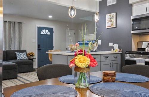 Downers Grove Maison | Dream- 4 King Beds, Fully Fenced