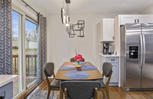 Downers Grove Maison | Dream- 4 King Beds, Fully Fenced