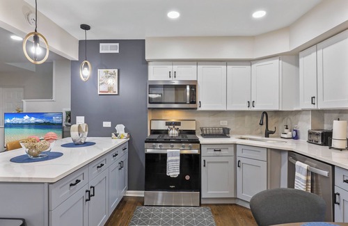 Downers Grove Maison | Dream- 4 King Beds, Fully Fenced