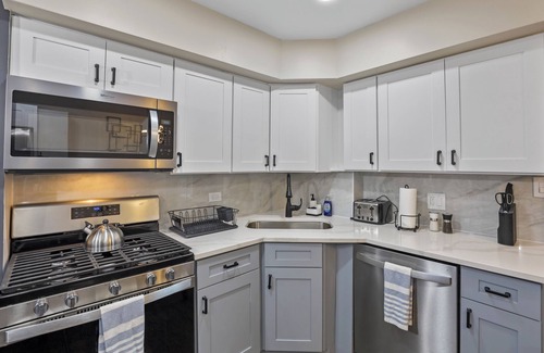Downers Grove Maison | Dream- 4 King Beds, Fully Fenced