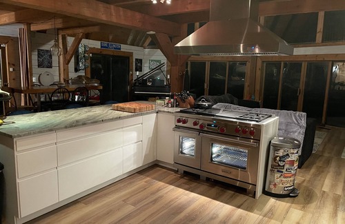 Waterford Chalet De Ski | Dream A-Frame Cabin on the Hudson with heated pool and dock! Sleeps 10; Pets ok!