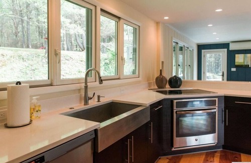 East Chatham Maison | Dream getaway - mtn views, ski, pool, BBQ, Firepit, Kid friendly, Lakes, WFH