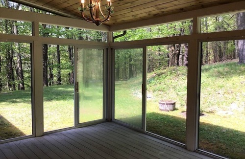East Chatham Maison | Dream getaway - mtn views, ski, pool, BBQ, Firepit, Kid friendly, Lakes, WFH