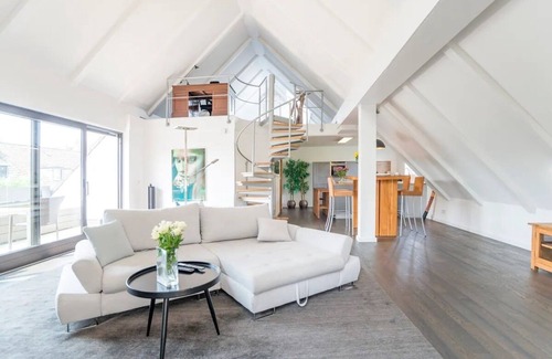 Ruettenscheid Appartement | Dream loft near Messe Essen/Düsseldorf with loggia and private elevator.