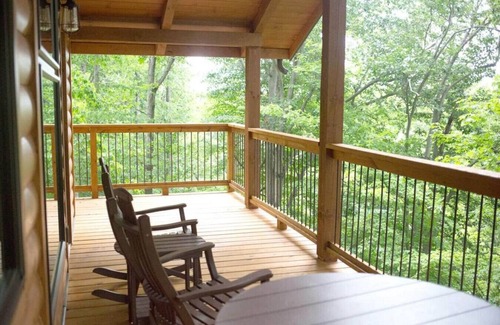 Millersburg Cabine | Dream Treehouse Getaway with Hot Tub