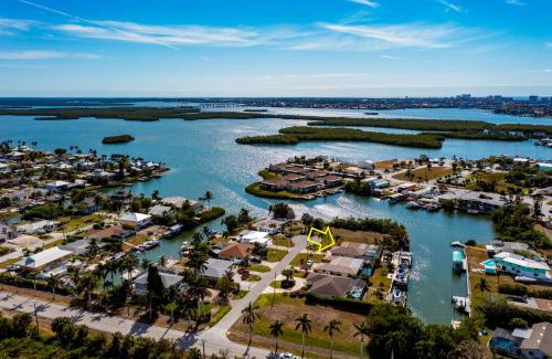 Isles of Capri Maison | Dreamers Hideaway I Waterfront I Direct Access