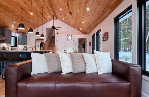 Fryeburg Maison | DREAMLAND | Luxe Waterfront Villa, Hot tub + Sauna