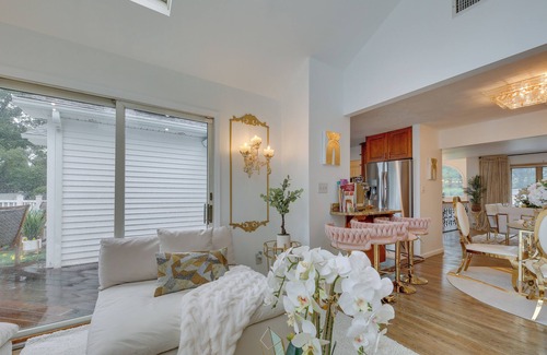 Lake Grove Cottage | 'dreams of Paradise' Luxury Home w/ Pool!