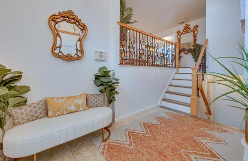 Lake Grove Maison | Dreams of Paradise Luxury Home with Pool!