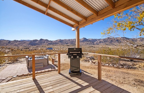 Joshua Tree Maison | 🌵Dreamspace - Peaceful Home w/Hot Tub, Fire Pit, Amazing Views & Close To Park Entrance🌵