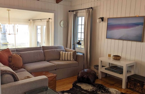 Hallsboro Maison | Dreamy Cottage right on the Lake, Dog Friendly!