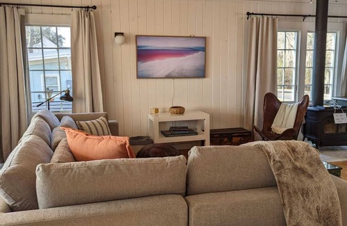 Hallsboro Maison | Dreamy Cottage right on the Lake, Dog Friendly!