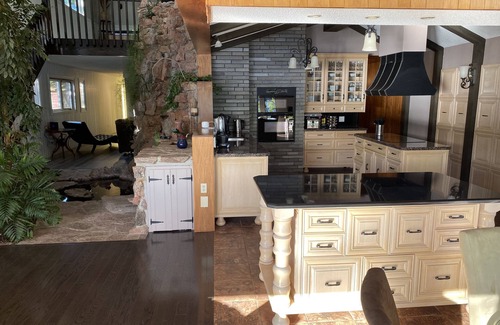 Bancroft Cottage | ♥Dreamy Family Oasis ~ Lake Access ~ Games ~Views