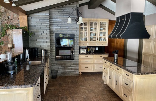Bancroft Cottage | ♥Dreamy Family Oasis ~ Lake Access ~ Games ~Views