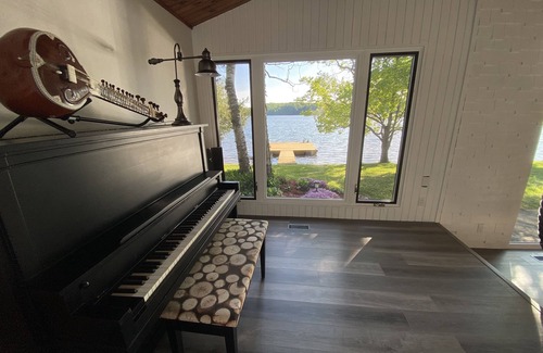 Bancroft Cottage | ♥Dreamy Family Oasis ~ Lake Access ~ Games ~Views