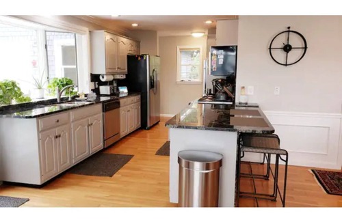 Gilford Maison | Dreamy Lakefront Getaway, Beach, Skiing,Hiking GIC