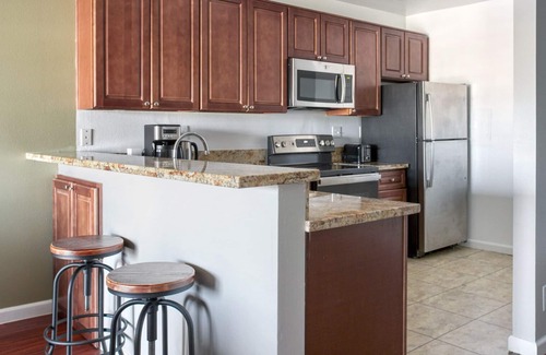 Woodland Hills Appartement | Dreamy Woodland Hills 2BR w/ Pool & Gym, nr Warner Center, by Blueground