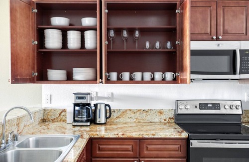 Woodland Hills Appartement | Dreamy Woodland Hills 2BR w/ Pool & Gym, nr Warner Center, by Blueground