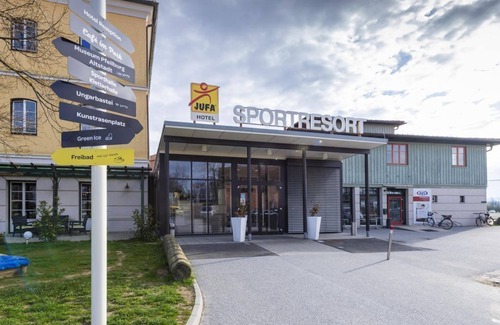 Fuerstenfeld Maison | Dreibettzimmer, Dusche, WC - Jufa Hotel Fürstenfeld
