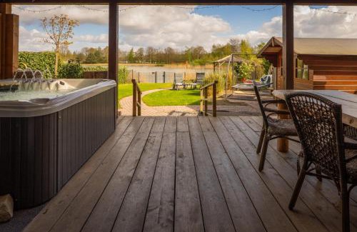 Erm Chalet De Ski | Drents Genieten - Lavendelheide met uitzicht op het water