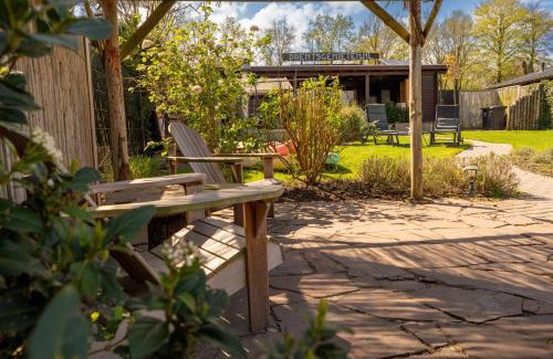 Erm Chalet De Ski | Drents Genieten - Lavendelheide met uitzicht op het water