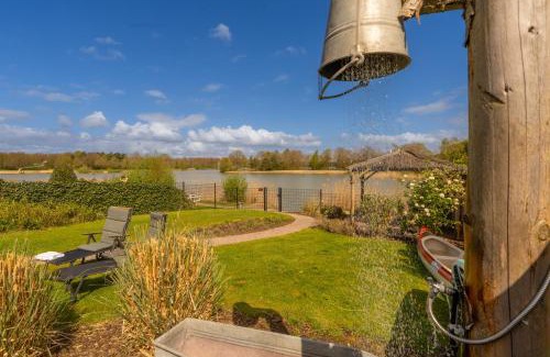 Erm Chalet De Ski | Drents Genieten - Lavendelheide met uitzicht op het water
