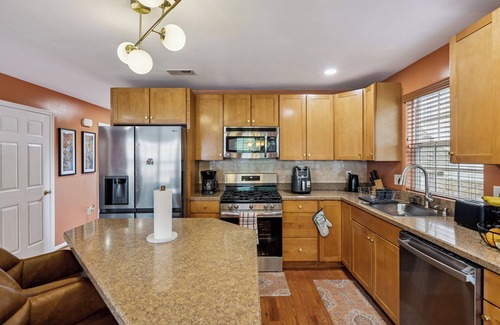 Drexel Hill Maison | Drexel Iconic: Suburban Retreat, Spacious 3-bedroom home, Central AC, Amenities