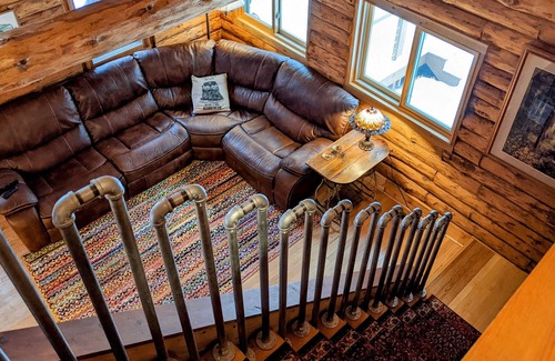 Lone Rock Cabine | 🌲Driftless Chalet🌲 Secluded 2BR cabin on 5 wooded acres