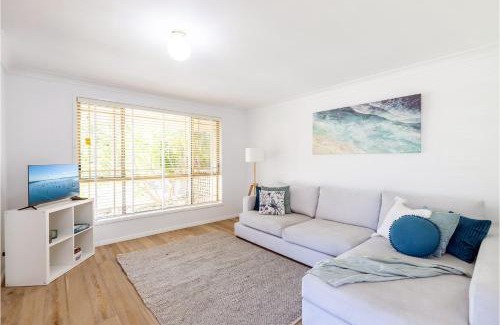 Fingal Bay Maison | Driftwood Cottage 1 28 Farm Rd pet friendly Wi Fi Air Con and ground floor