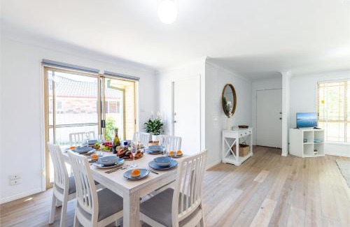 Fingal Bay Maison | Driftwood Cottage 1 28 Farm Rd pet friendly Wi Fi Air Con and ground floor