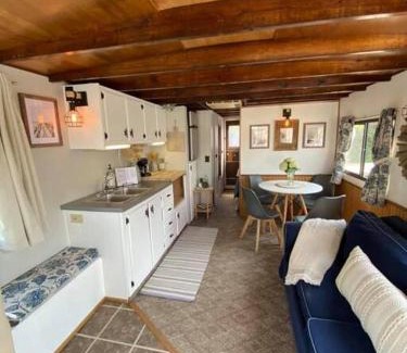 Sabula Location De Bateaux | Driftwood Cozy Houseboat on the Water for 2