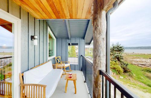 Camano Island Maison | Driftwood Waves