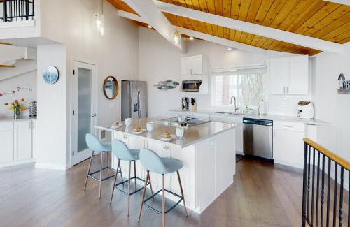 Camano Island Maison | Driftwood Waves