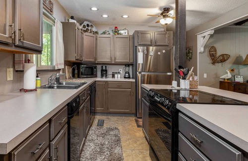 Jay Cabine | Drowning Creek Cabin & Bunkhouse ~ Sleeps 12