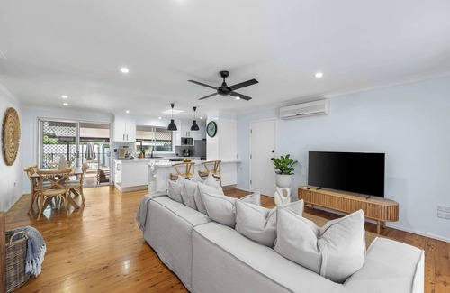 Currumbin Waters Maison | Drumfish Summary: Wel