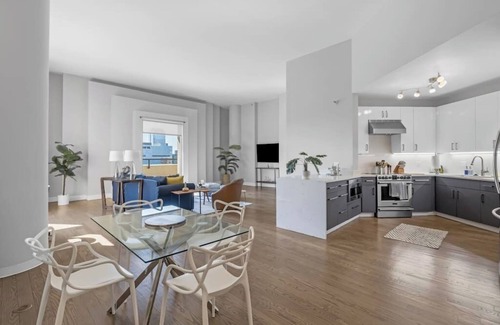 The Loop Copropriété | Downtown Penthouse 2bd +Parking, Gym, Private Patio, Pool