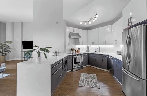 The Loop Copropriété | Downtown Penthouse 2bd +Parking, Gym, Private Patio, Pool